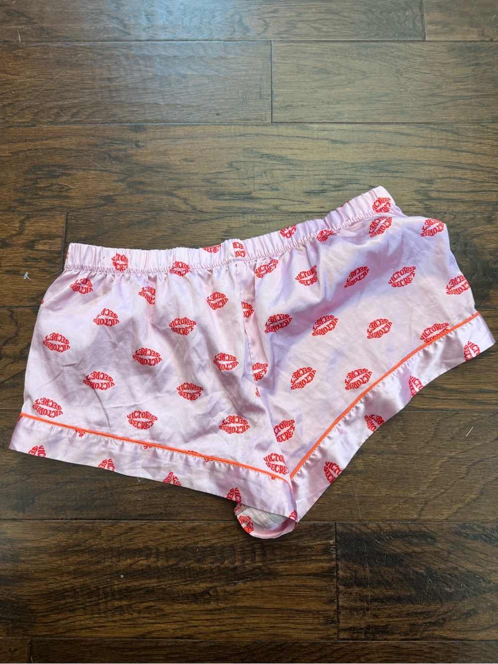 Victoria’s secret Y2K pink/red kiss print silky pajama shorts 💜 - Picture 2 of 3